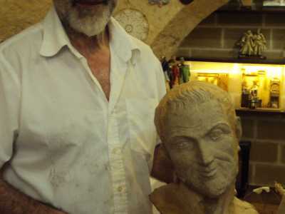 Il risultato? Una volta asciugata la statua diventa cos� compatta che si fatica a credere che sia fatta di sola carta